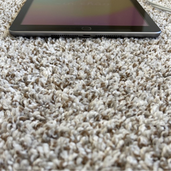 Like New Apple 6th Generation 32GB iPad With NO FLAWS & Charging Bank With Cord! - Picture 5 of 12